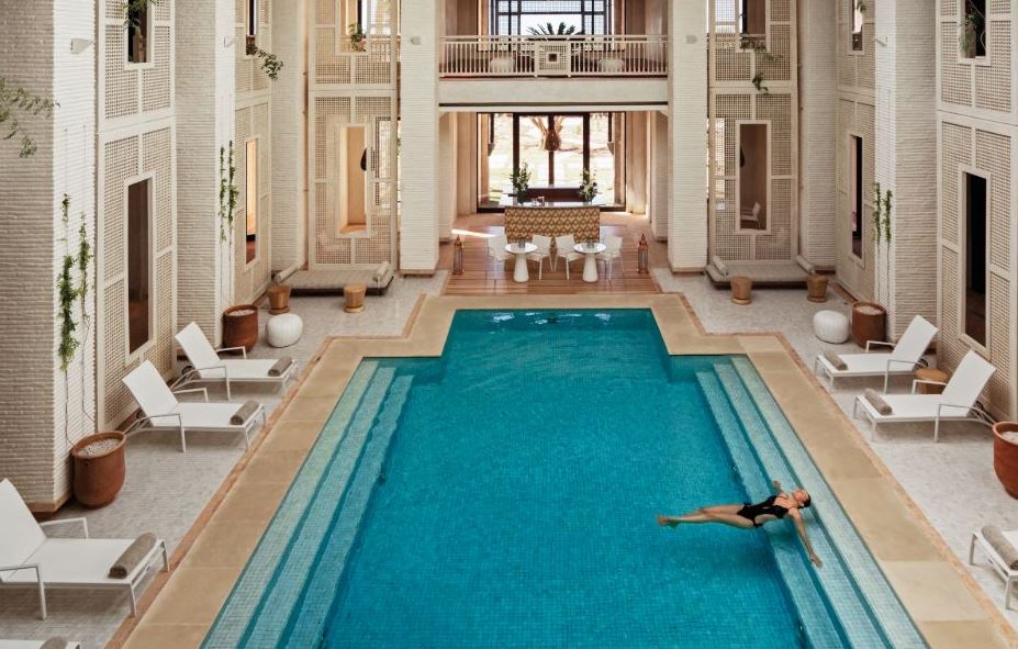 Pourquoi choisir un hôtel avec piscine couverte à Marrakech ?